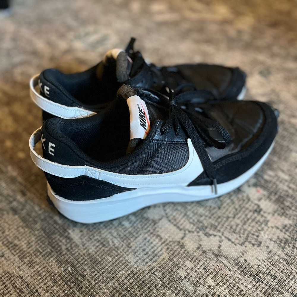 EUC Nike Waffle Debut Classic black/white men 6 women 8